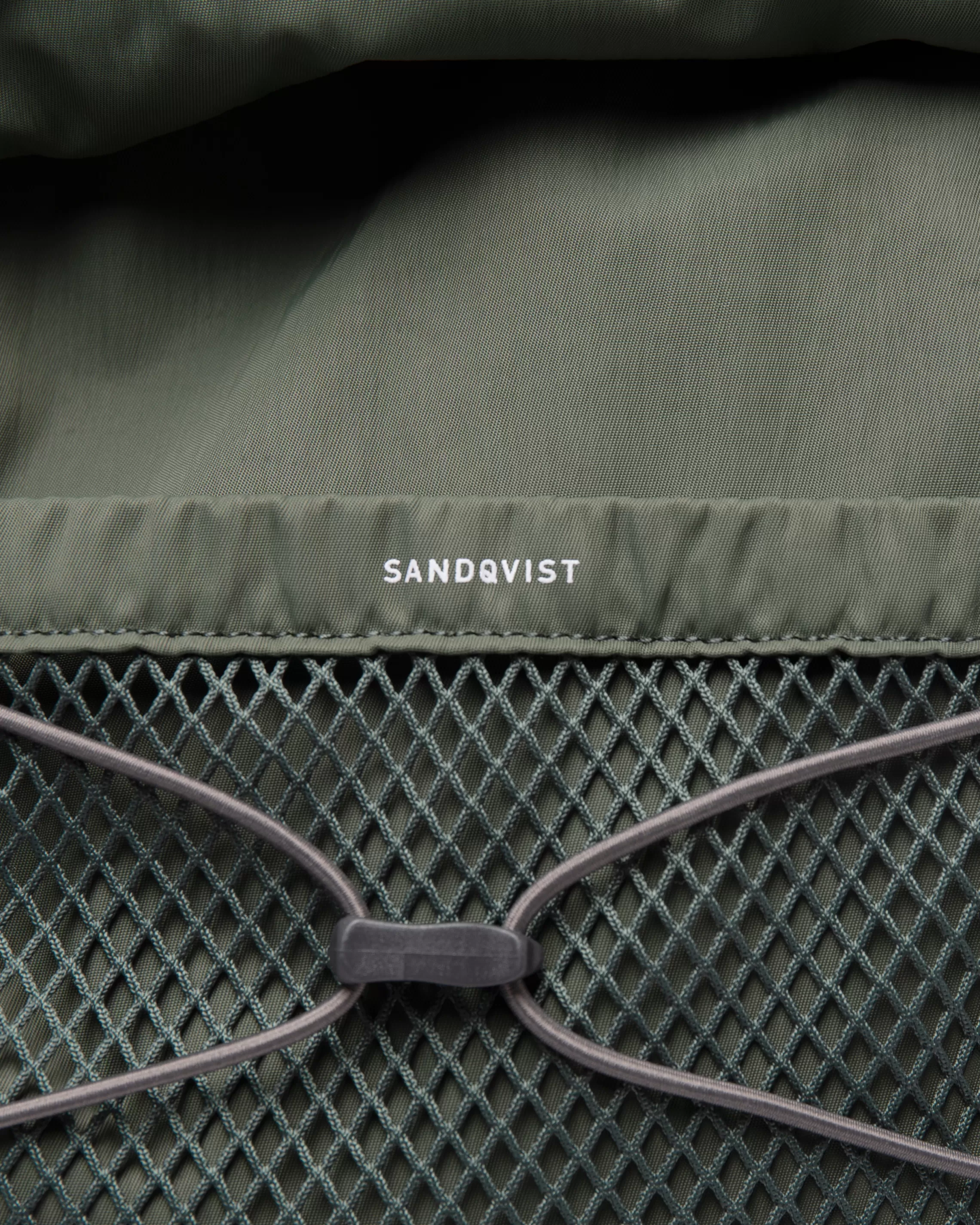 Sandqvist Louie Black & Lichen green Shop